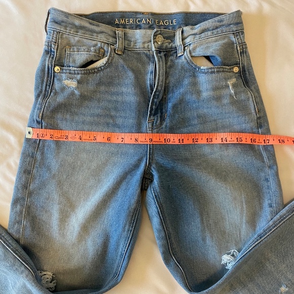 American Eagle High Rise Distressed Mom Jean Medium Wash Size 4?‎ - Picture 6 of 7